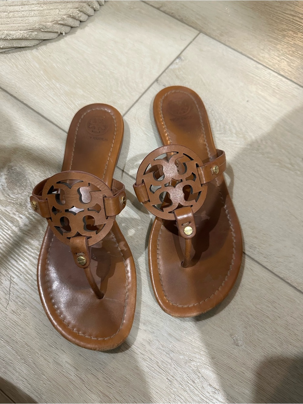 Tory Burch Tan Leather Miller Logo Thong Sandals - Picture 3 of 3
